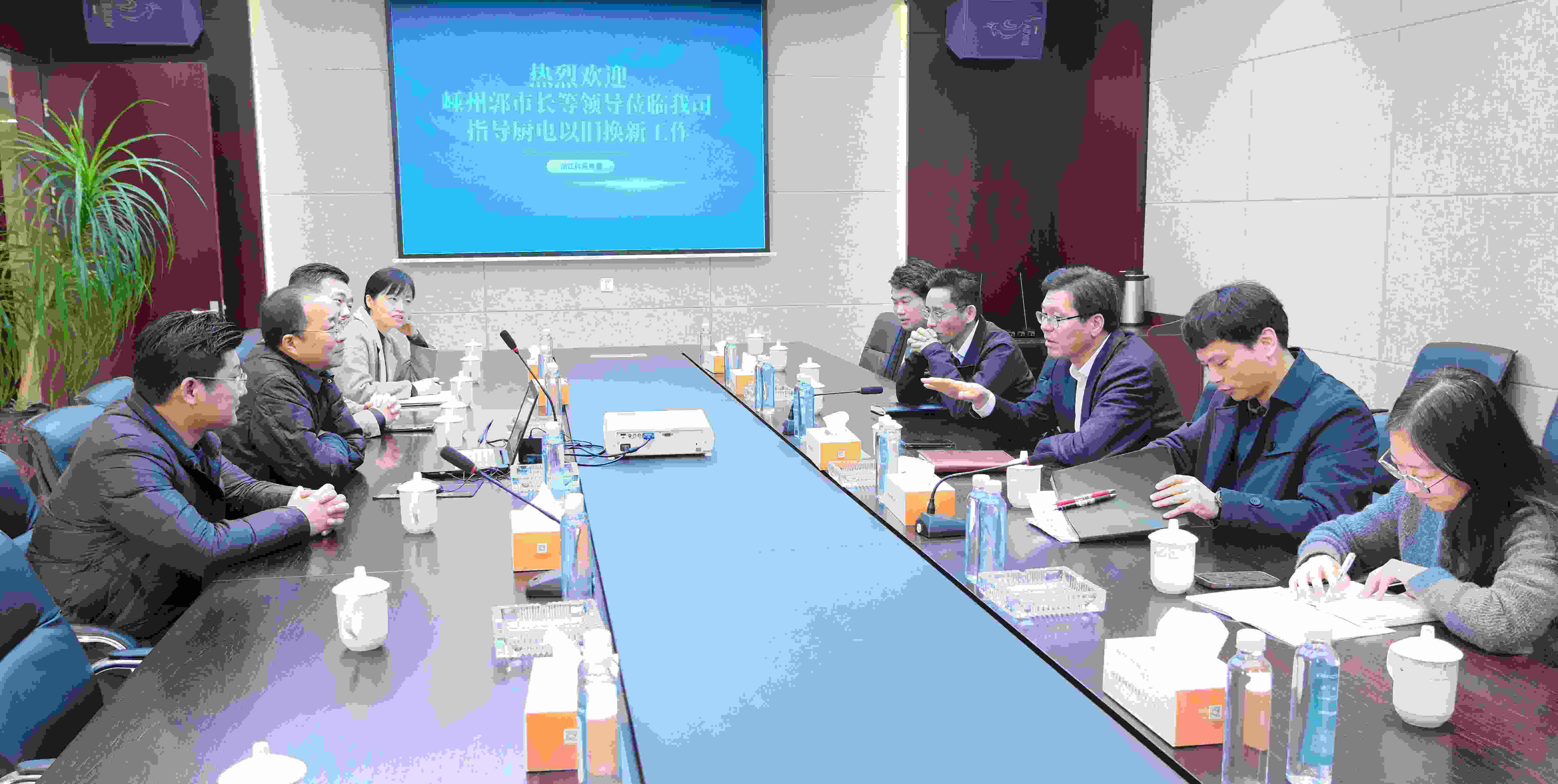 嵊州‌市副市長郭偉鋒，商務局領導一行蒞臨科恩調研廚電以舊換新工作！